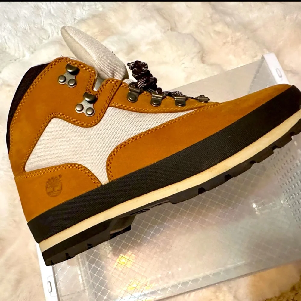Timberland• Classic Men's Brown and Cream Boots•9.5